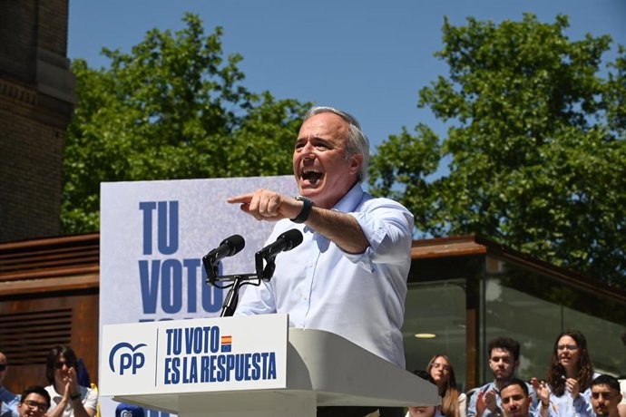 El presidente del PP de Aragón y presidente de Aragón, Jorge Azcón, interviene durante un acto de campaña del Partido Popular, en la Plaza de los Sitios, a 2 de junio de 2024, en Zaragoza, Aragón (España). 