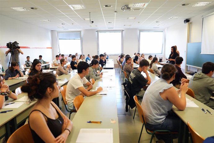 Estudiantes se examinan durante el primer día de las pruebas de la Evaluación del Bachillerato para el Acceso a la Universidad (EBAU), en la Universidad de Cantabria