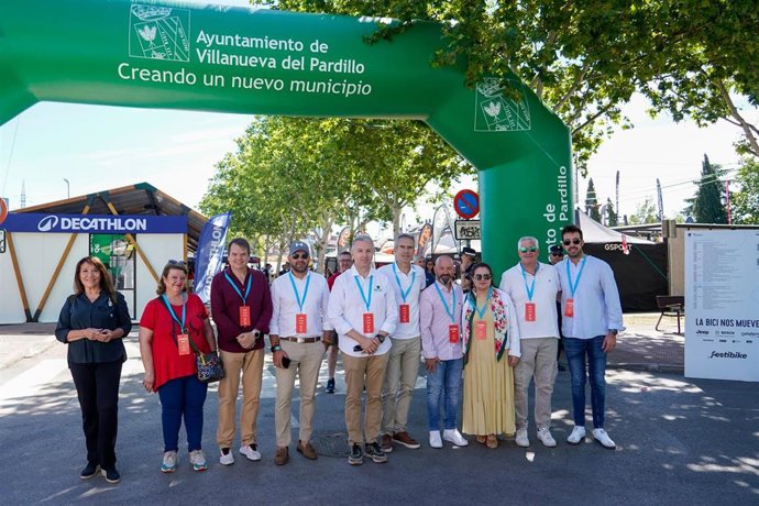 El alcalde de Villanueva del Pardillo, Eduardo Fernández, y el director de Festibike, Guillermo de Portugal, en la inauguración de la muestra de la bicicleta a la que acudieron más de 26.000 aficionados.