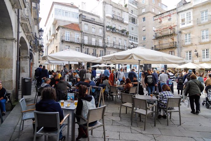 Archivo - Grupos de comensales sentados en una terraza de un establecimiento, a 23 de octubre de 2021, en Vigo, Galicia (España). Este sábado entra en vigor en Galicia el levantamiento del estado de emergencia sanitaria decretado en marzo de 2020. Además,