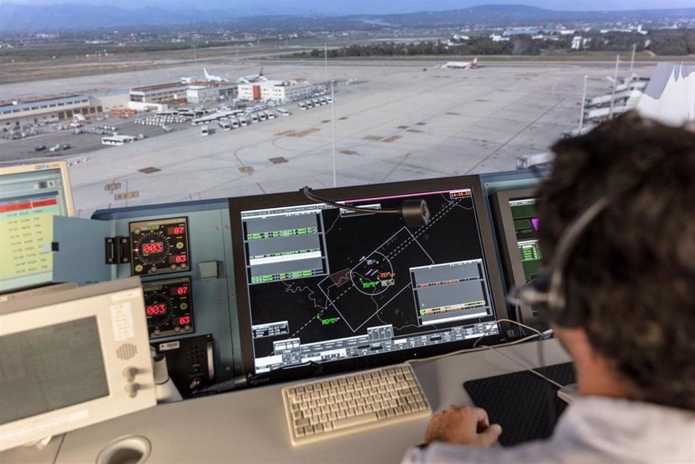 Controlador aéreo de Enaire en la Torre de Control de Palma.