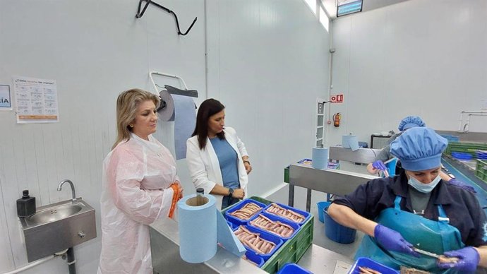 La delegada de Agricultura, Pesca y Desarrollo Rural de la Junta en Granada, Carmen Lidia Reyes, ha visitado la empresa Salazones Cobasal S.L.