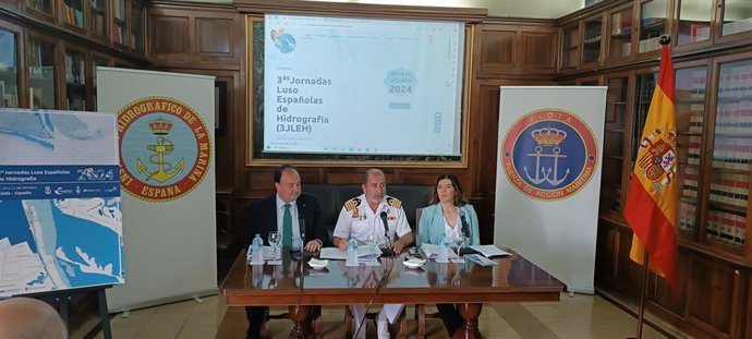 El comandante director del del Instituto Hidrográfico de la Marina (IHM), Salvador Espinosa, el rector de UCA, Casimiro Mantell, y la coordinadora general del CEI-MAR, Carmen Garrido, presentan las Jornadas Luso Españolas de Hidrografía