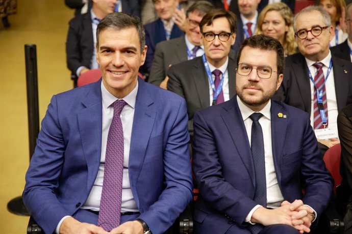 Archivo - El presidente del Gobierno, Pedro Sánchez (i) y el president de la Generalitat, Pere Aragonès (d), inauguran el superordenador MareNostrum 5, en el Barcelona Supercomputing Center, a 21 de diciembre de 2023, en Barcelona, Catalunya (España). El 