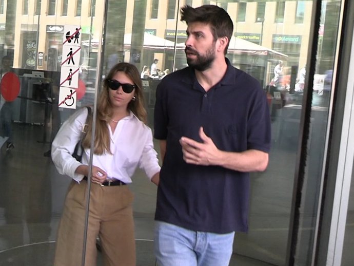 Gerard Piqué y Clara Chía a su salida del juicio de la joven contra el fotógrafo Jordi Martín por acoso