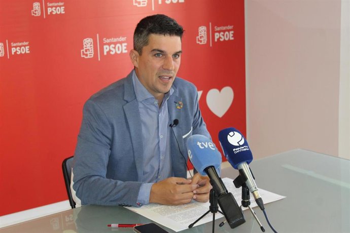 El portavoz del Grupo Municipal del PSOE de Santander, Daniel Fernández, en rueda de prensa
