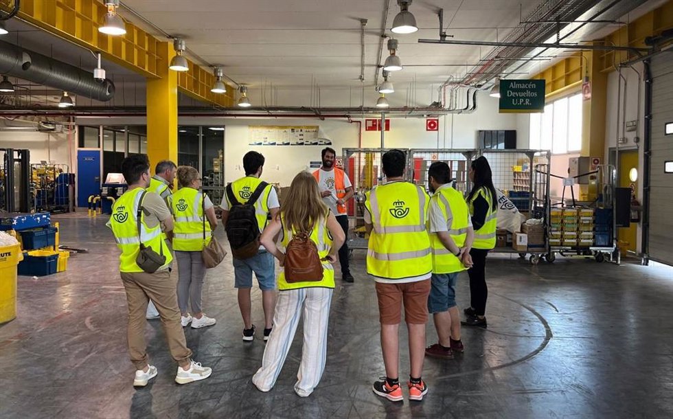 El centro logístico de Correos de Málaga recibe a sus visitantes en la Semana de la Administración Abierta