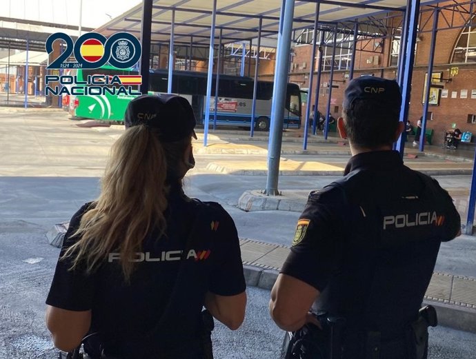 Agentes de la Policía Nacional en la Estación de Autobuses de Málaga.