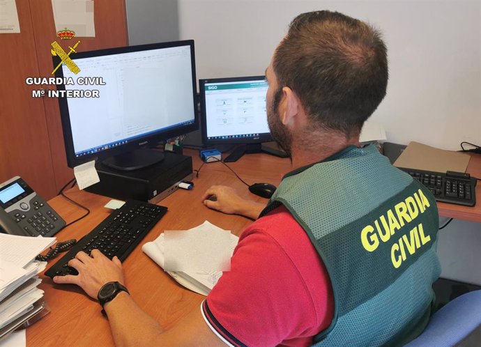 Un agente de la Guardia Civil, durante la investigación