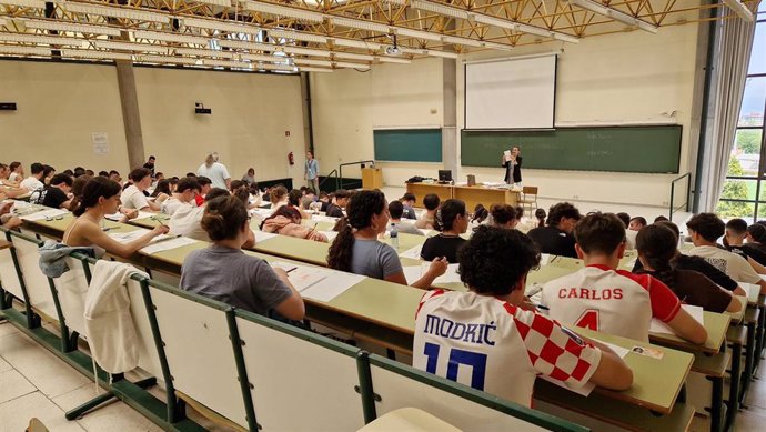 Estudiantes durante la prueba de la EBAU.