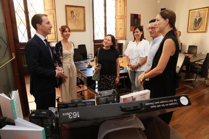 El presidente del Consell de Mallorca, Lloren Galmés, junto a la consellera de Cultura y Patrimonio, Antnia Roca, junto a los organizadores del concurso de molinos de viento.