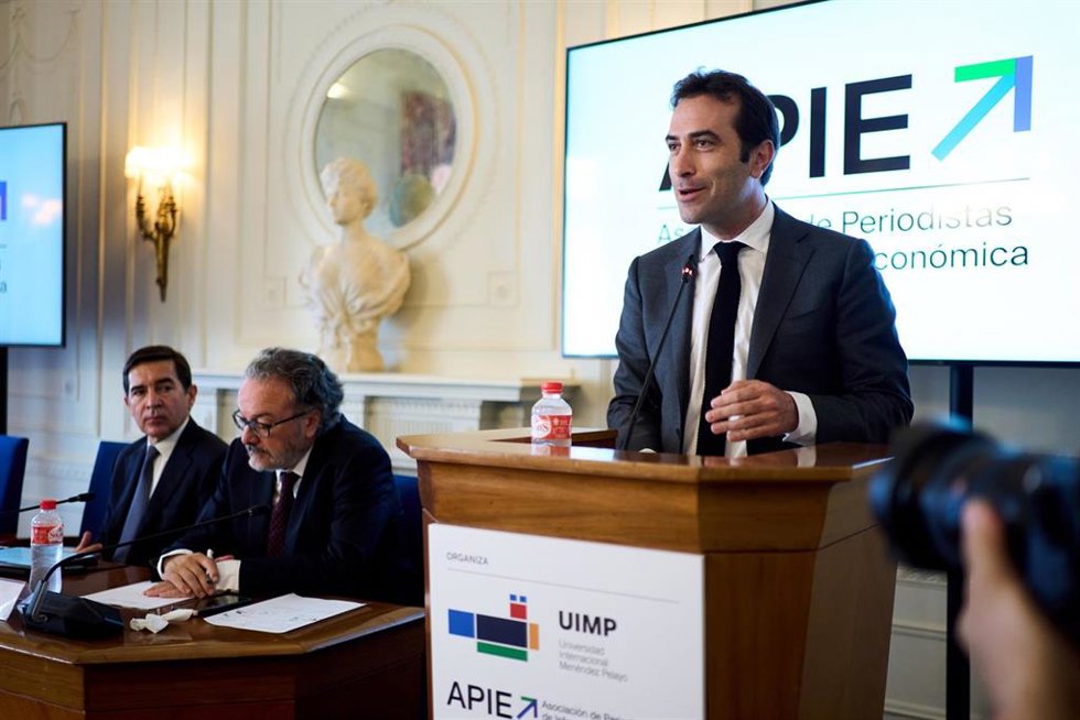 El ministro de Economía, Comercio y Empresa, Carlos Cuerpo (d), interviene junto al presidente del BBVA, Carlos Torres Vila (i), y el director del Seminario, Miguel Ángel Noceda (c), durante la inauguración del curso de verano de la Asociación de Period
