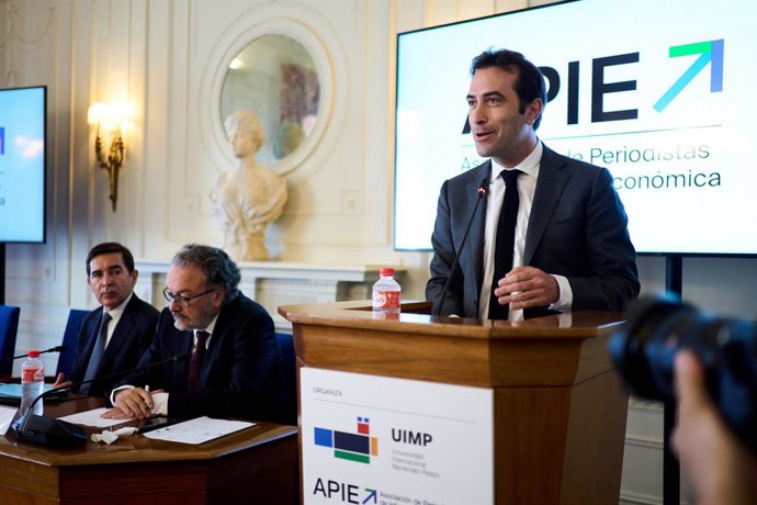 El ministro de Economía, Comercio y Empresa, Carlos Cuerpo (d), interviene junto al presidente del BBVA, Carlos Torres Vila (i), y el director del Seminario, Miguel Ángel Noceda (c), durante la inauguración del curso de verano de la Asociación de Period