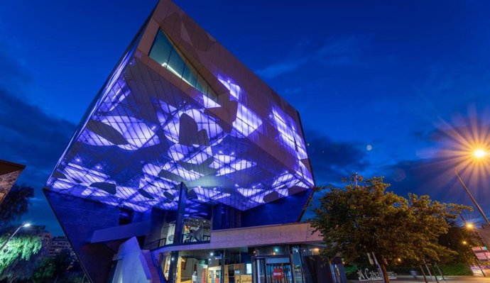 Vista del edificio de CaixaForum Zaragoza con la iluminación nocturna.