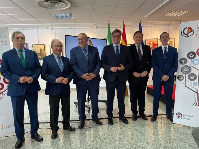 Villamandos (2º dcha.), junto al resto de autoridades, en la inauguración del nuevo Centro Universitario de Desarrollo Tecnológico de Puente Genil.