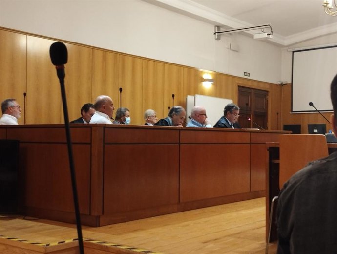 Los encausados y sus letrados, durante la primera jornada del juicio iniciado en la Audiencia de Valladolid por el caso 'Meseta Ski'.