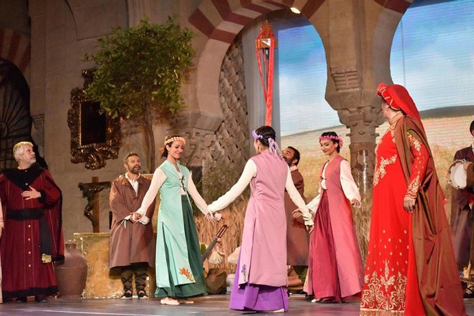 Archivo - Una escena de una anterior representación de 'La Siega' en la Mezquita-Catedral de Córdoba.