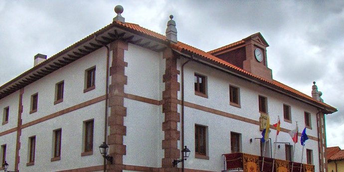 Archivo - Sede del Ayuntamiento de Ampuero