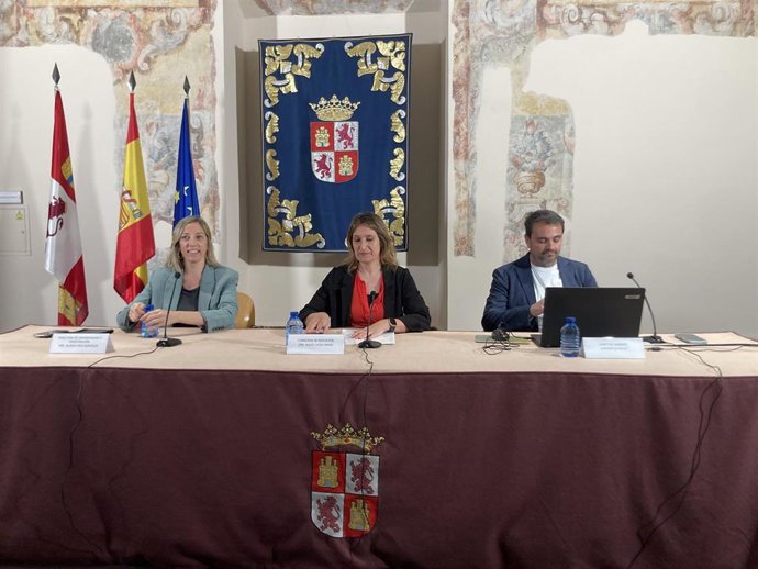 Blanca Ares (i), Rocío Lucas y Fernando Martín, durante la presentación del portal.