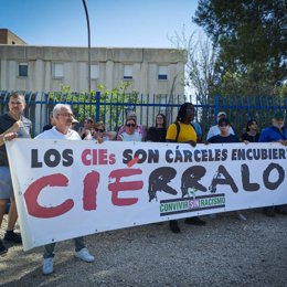 Imagen de la concentración organizada por la plataforma Convivir sin Racismo frente al Centro de Internamiento de Extranjeros (CIE) de Sangonera la Verde