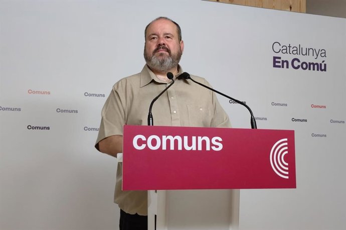 El portavoz de los Comuns, Joan Mena, en rueda de prensa