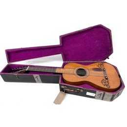 La Junta compra la primera pieza para el Museo del Flamenco: una guitarra española de seis órdenes de finales del XVIII