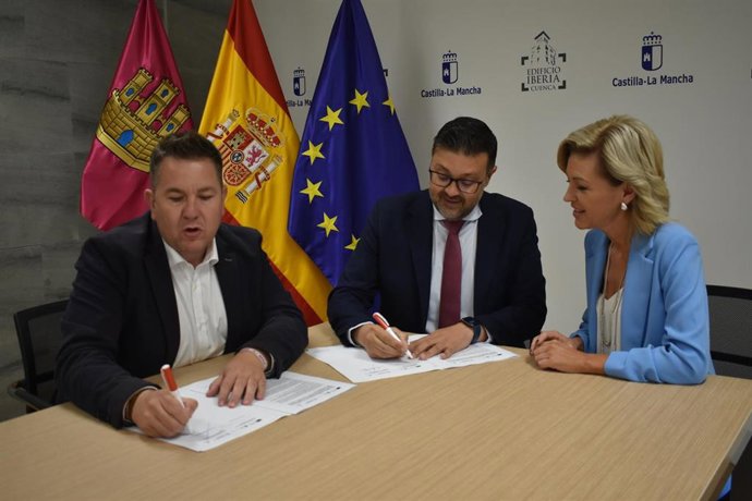 Firma del convenio entre la Junta y el Ayuntamiento de Almodóvar del Campo.