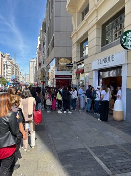 Largas colas para entrar en el Pop Up de Samplia.