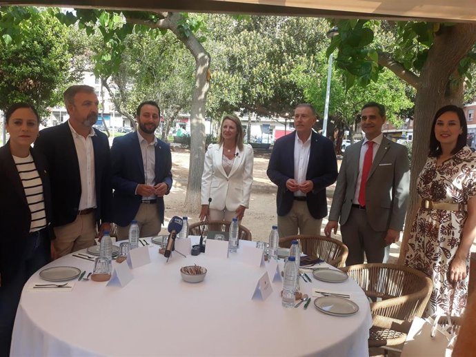 La alcaldesa junto a concejales durante el balance del primer año de gobierno municipal