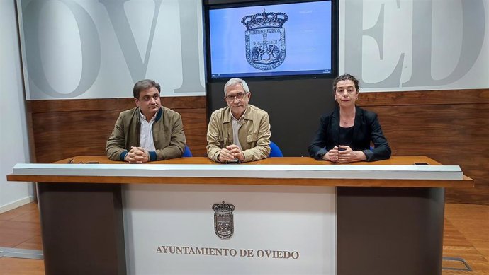 Los concejales de IU-Convocatoria por Oviedo Alejandro Suárez, Gaspar Llamazares y Cristina Pontón en rueda de prensa.