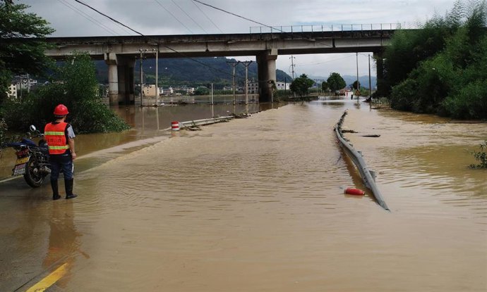 Calle inundada en el condado de Zhenghe, en la provincia de Fujian, situada en el sureste de China (archivo)
