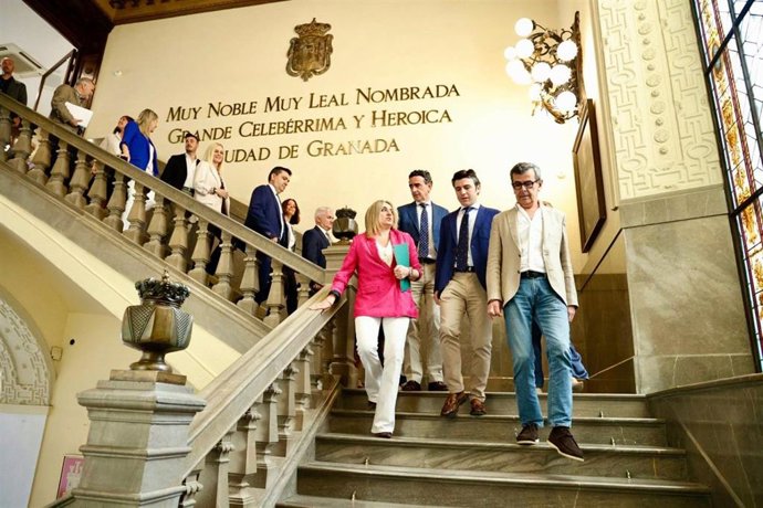 La alcaldesa de Granada, Marifrán Carazo, en primer término, con el equipo de gobierno local