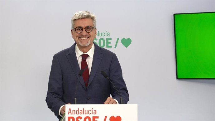 El portavoz adjunto del PSOE-A, Josele Aguilar, este lunes en rueda de prensa.