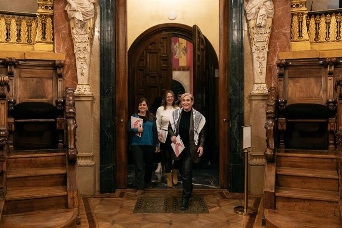 La líder de BComú y exalcaldesa, Ada Colau, junto a las concejales Janet Sanz y Gemma Tarafa.