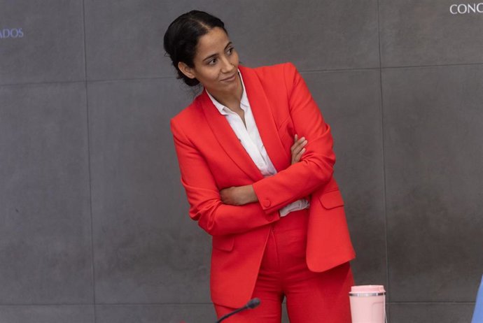 La diputada de Sumar Tesh Sidi (d) durante una rueda de prensa anterior a la Junta de Portavoces, en el Congreso de los Diputados, a 21 de mayo de 2024, en Madrid (España).