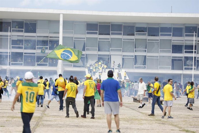 Archivo - Simpatizantes del expresidente de Brasil Jair Bolsonaro asaltan la sede de los poderes del Estado para exigir un golpe de Estado contra Lula da Silva