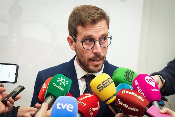 Archivo - Toscano atiende a los medios en una foto de aechivo.