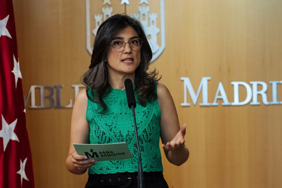 La portavoz de Más Madrid en la Asamblea, Manuela Bergerot, ofrece una rueda de prensa durante un pleno en la Asamblea de Madrid, a 13 de junio de 2024, en Madrid (España).