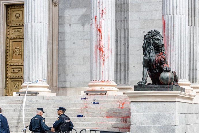 Archivo - Dos agentes de Policía Nacional en las escalinatas del Congreso de los Diputados teñidas con pintura roja por activistas de Futuro Vegetal y Rebelión Científica, a 30 de marzo de 2023, en Madrid (España). 