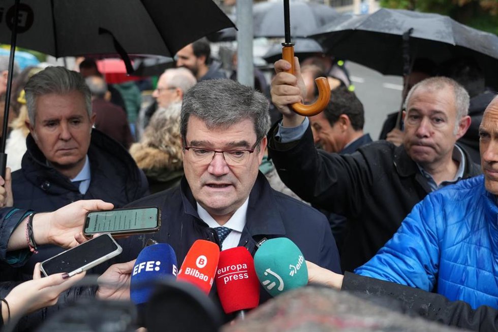 Archivo - El alcalde de Bilbao, Juan Mari Aburto, ofrece declaraciones a los medios