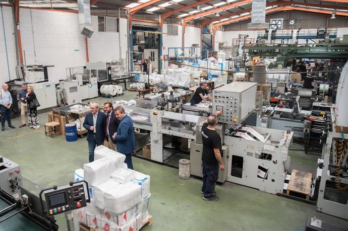 El delegado del Gobierno andaluz en Granada, Antonio Granados, acompañado por el delegado territorial de Economía, Hacienda, Fondos Europeos y de Política Industrial y Minas, Gumersindo Fernández Casas, ha visitado Granaplast.