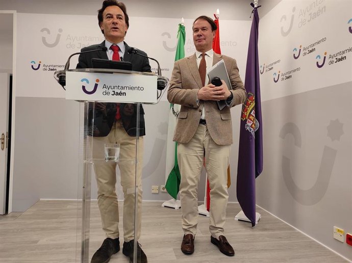 El alcalde de Jaén, Agustín González (PP), con el primer teniente de alcalde, Manuel Carlos Vallejo (JM+) durante la rueda de prensa conjunta para hacer balance del primer año de mandato
