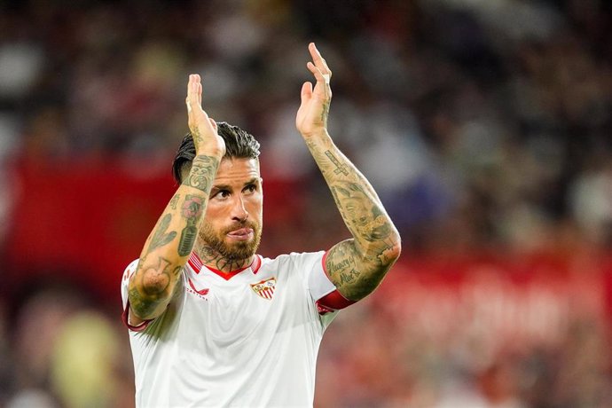 El central Sergio Ramos aplaude en un partido con el Sevilla FC en el Ramón Sánchez-Pizjuán. 