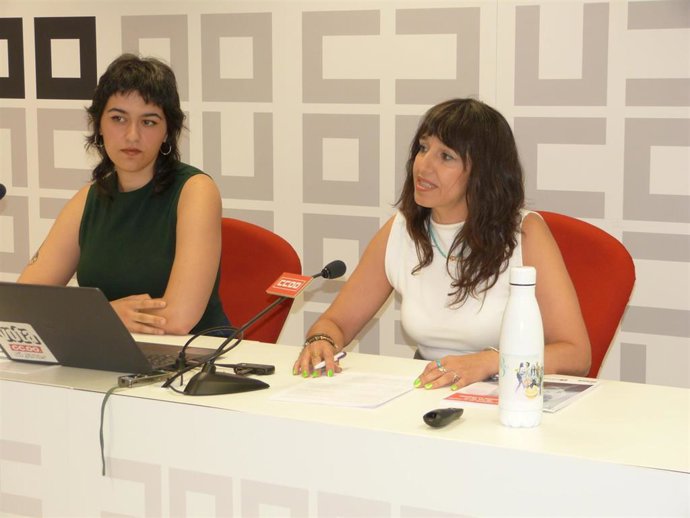 La secretaria de Mujeres y Políticas LGTBI de CCOO Castilla-La Mancha, Rosario Martínez, y la  técnica en materia de Diálogo Social en CCOO Castilla-La Mancha, Ángela Gómez, en rueda de prensa.