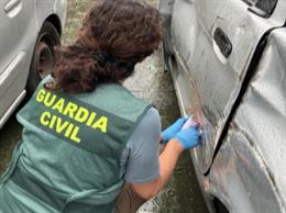 Una gurdia civil investigant l'accident
