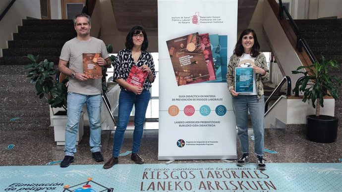 Asier Acuña, Sandra Herrero y Gixane Grau, de la subdirección de Salud Laboral, en la sede del ISPLN de Landaben