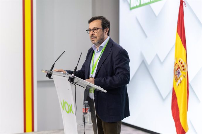 El portavoz de VOX, José Antonio Fúster, comparece durante el seguimiento de la jornada electoral de elecciones europeas, en la sede de VOX, a 9 de junio de 2024, en Madrid (España). Hoy tienen lugar las elecciones europeas de 2024 en España. Más de 38 mi