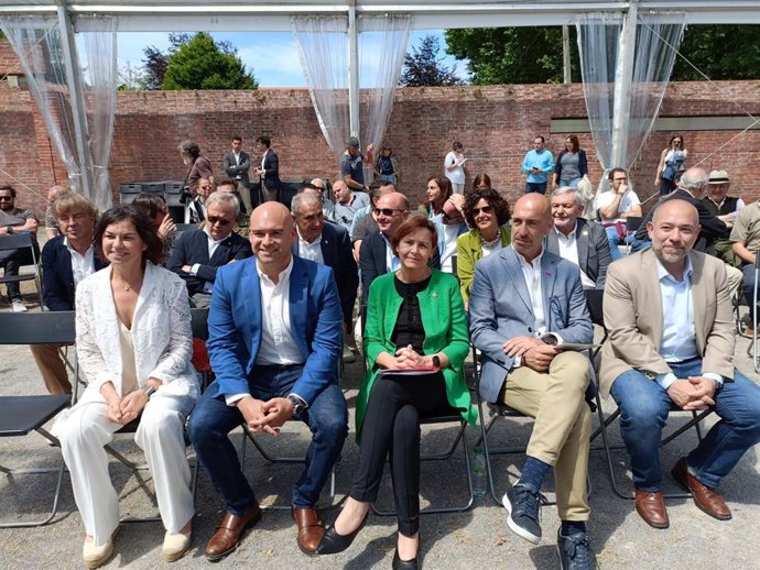 La alcaldesa de Gijón, Carmen Moriyón, en la presentación de la programación de Gijón Verano en el Jardín Botánico Atlántico, acompaña de otros miembros del Gobierno local y el presidente de Divertia, Óliver Suárez.