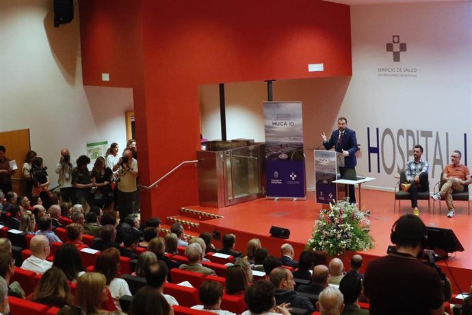 Adrián Barbón, en el décimo aniversario del HUCA