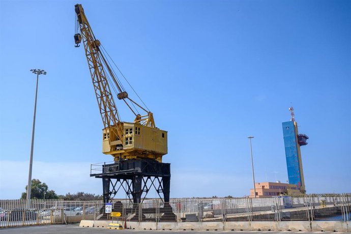 La grúa es una de las estructuras del puerto de los años sesenta que aún perduran.
